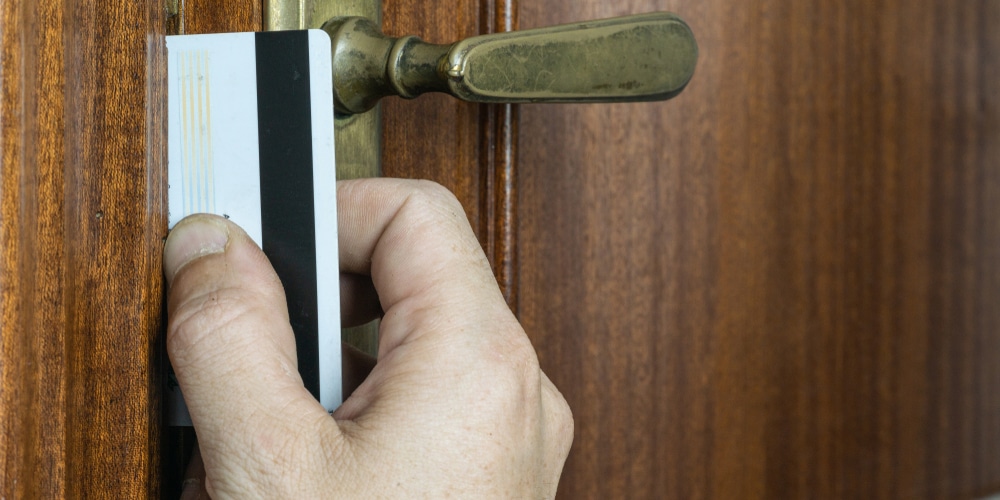 8 วิธี สะเดาะลูกบิดประตู เมื่อลืมกุญแจ (2566) 1